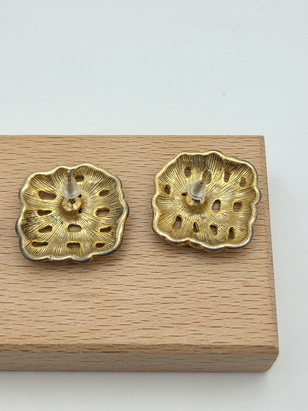 Vintage Gold Tone Woven Basketweave Square Post Earrings 1" - Picture 2 of 11